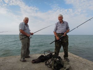 Песчаное 2012 сентябрь Рыбалке все возрасты покорны братья 75 и 68 лет_1.jpg