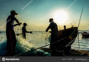 depositphotos_173893960-stock-photo-group-of-fishermen-clear-fish.jpg