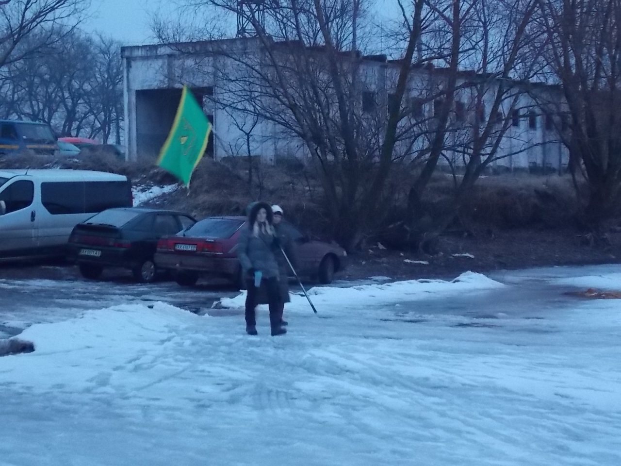 Флаг доверили нести слабому полу